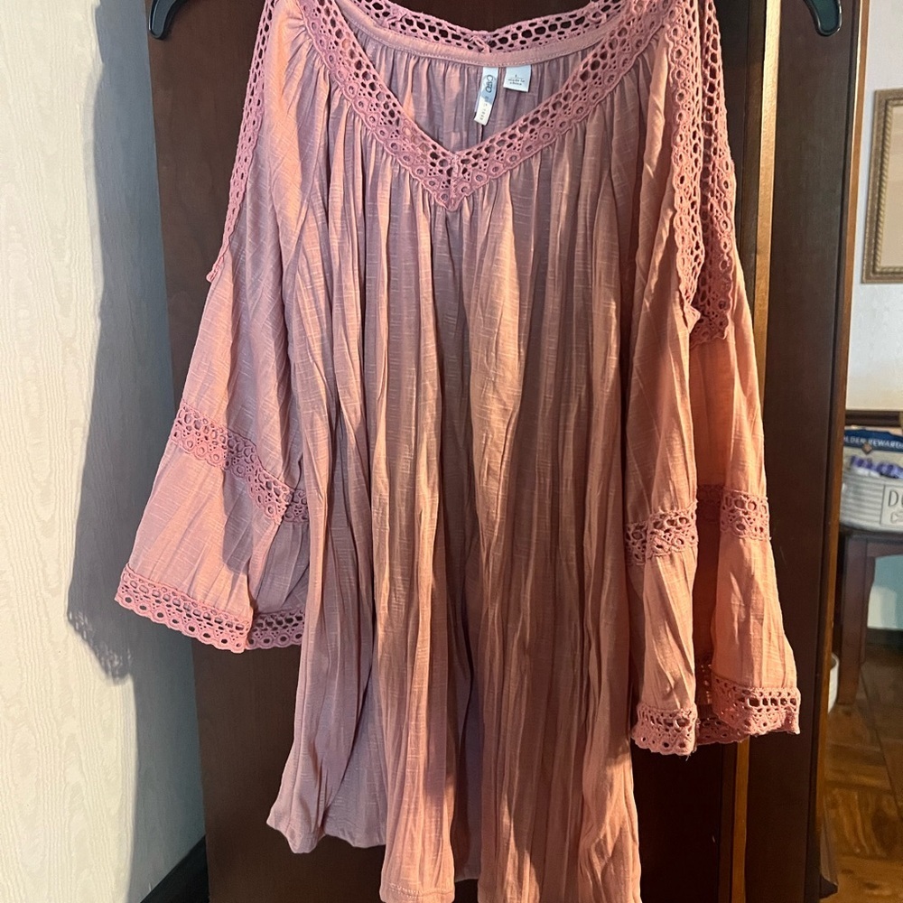 Elegant Lace Trim Blouse in Soft Pink